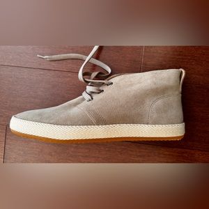 Never worn Vince Chapman suede chukkas. Men’s Size 7